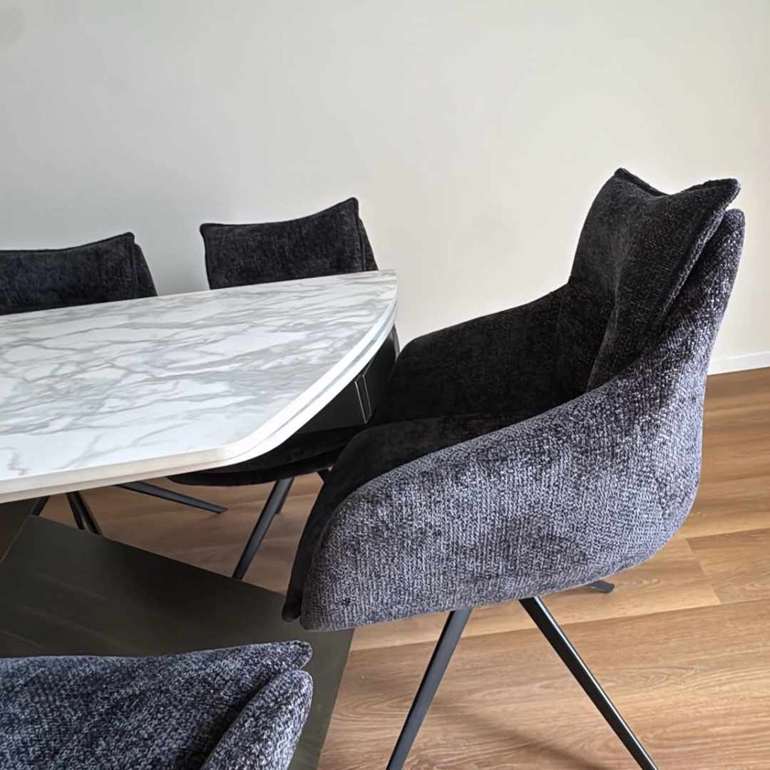 Set sedie moderne imbottite con braccioli attorno a tavolo in marmo - Marca Design Shop
